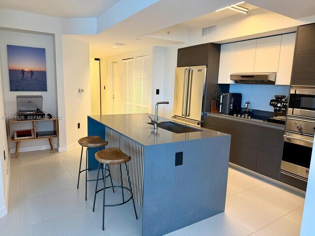 Building Photo - 9821 E Bay Harbor Dr