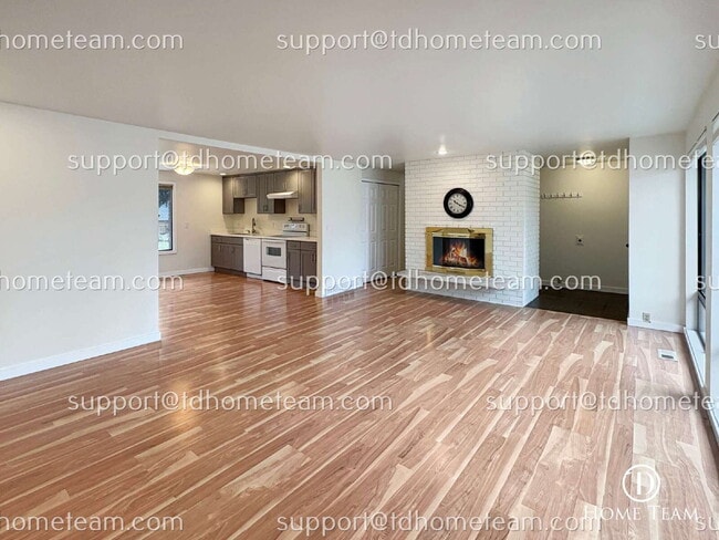 Foto del edificio - "Spacious 4-Bedroom Duplex with 2 Full Bat...