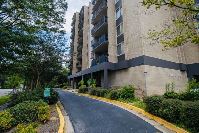 Foto del edificio - Upscale 1BR/1BA Condo with Balcony & City ...