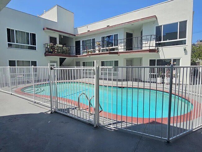 Foto del edificio - 1537 N Laurel Ave