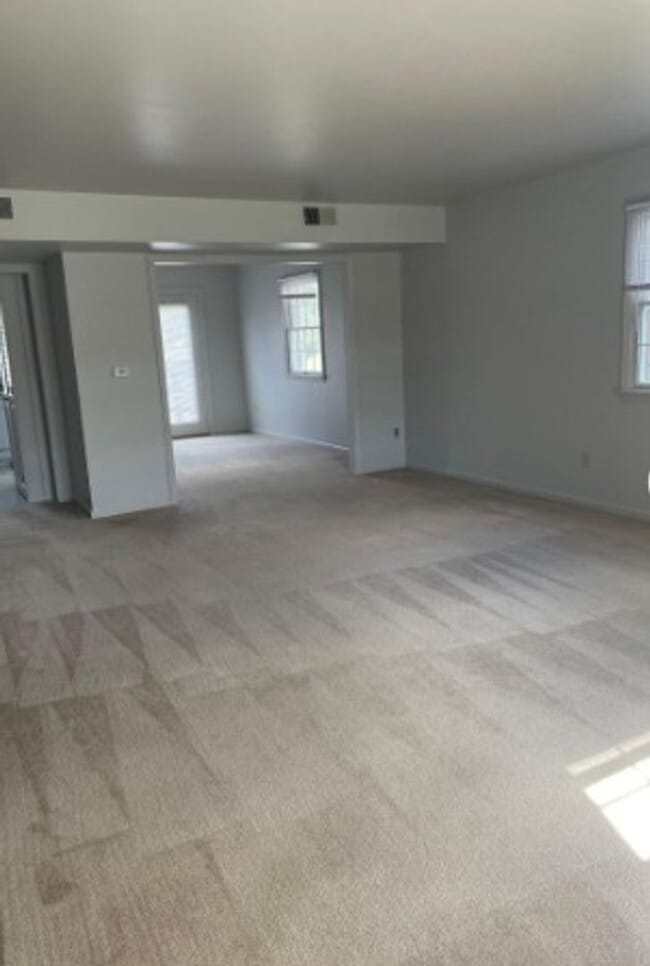 Building Photo - Spacious 2-Bedroom 1.5 Bath