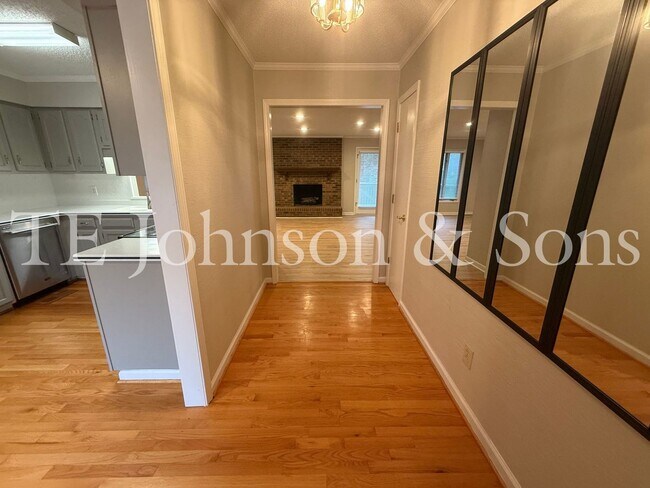 Foto del edificio - Charming 3 Bedroom Home Near Country Club ...