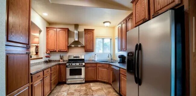 Foto del edificio - 4 Bedroom, 2 Bath Ranch, Corner Lot,  Fenced Front and Back Yards!