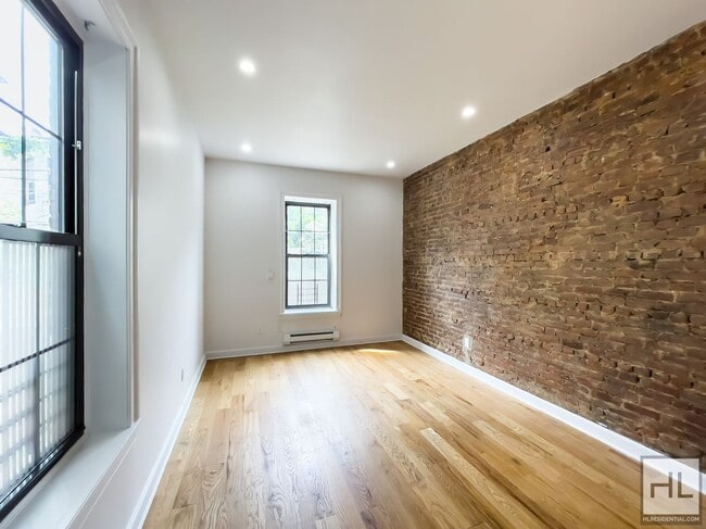 Foto del edificio - EASTERN PARKWAY / Spacious 4-Bed, 3-Bath D...