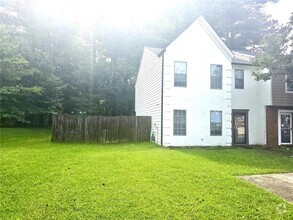 Building Photo - 8040 Creekstone Way