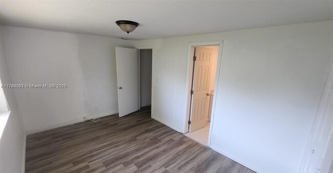 Foto del edificio - 731 Phippen Waiters Rd