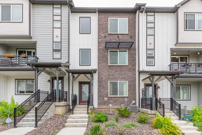 Building Photo - Immaculate, Well-Maintained 3 bed/3.5 Bath...