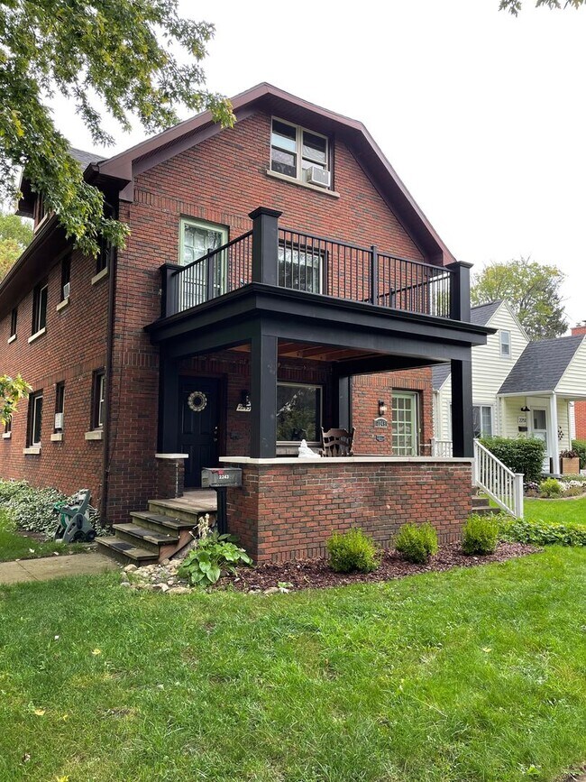 Foto del edificio - 2243-2245 Riverside Dr NE