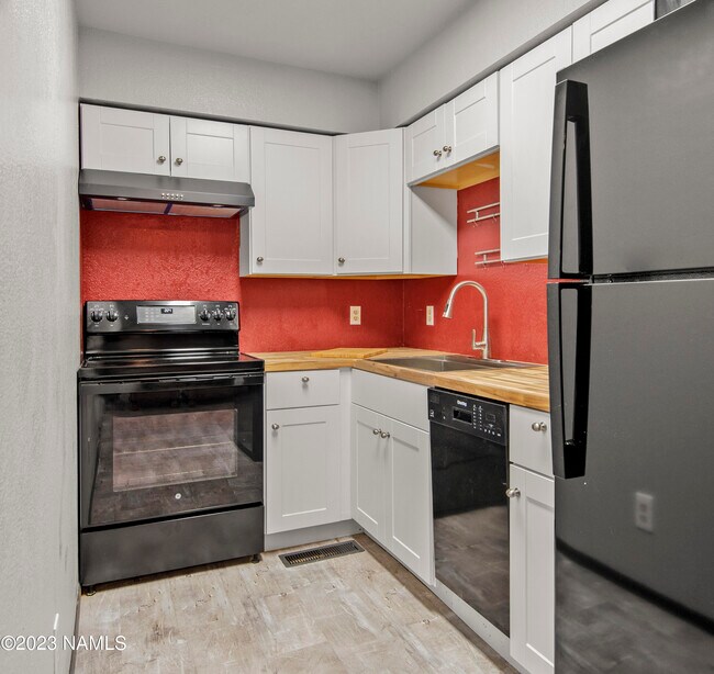 Building Photo - 5701 N Villa Cir