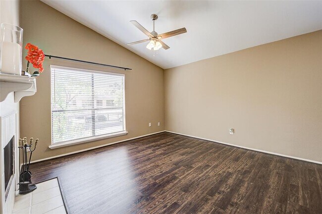 Building Photo - 2025 Augusta Dr