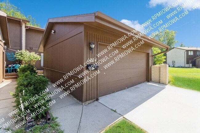 Building Photo - AMAZING LOCATION!! 3 Bedroom and 2.5 Bathr...