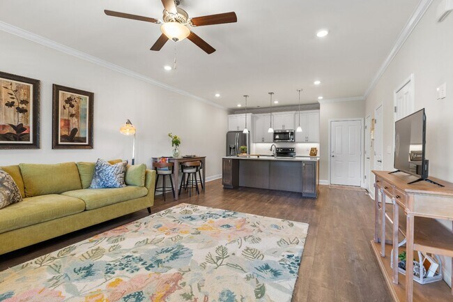 Building Photo - 2 Bed, 2 Bath Townhome w/ 2 Car Garage