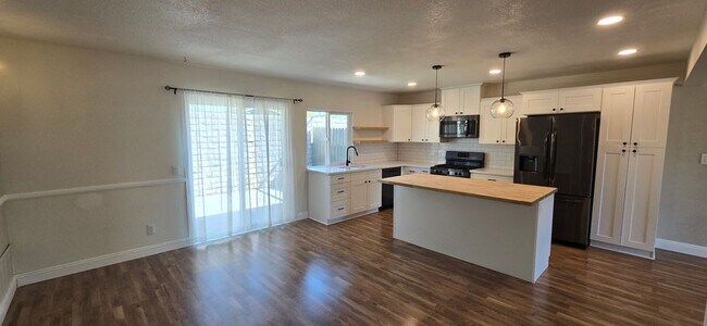 Building Photo - 751 Vía Los Santos