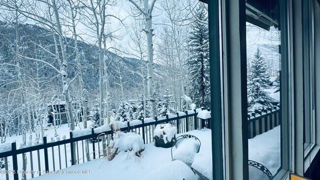 Foto del edificio - 302 Roaring Fork Dr