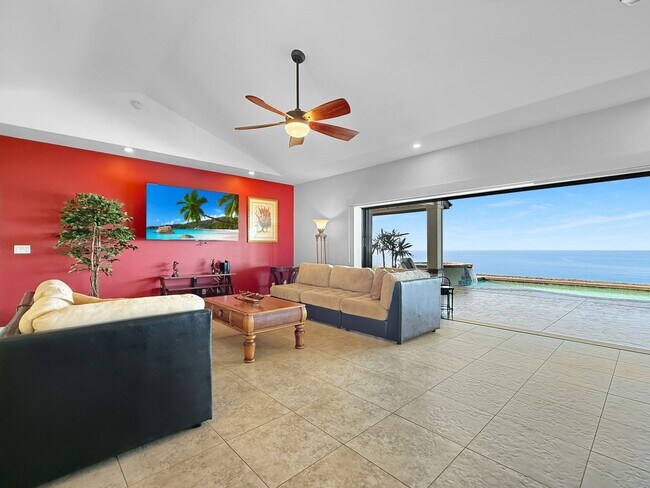 Foto del edificio - Kona Vistas 4 bedroom 2.5 bath fully furnished home with a pool