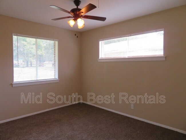 Building Photo - 6900 Cloverdale Dr