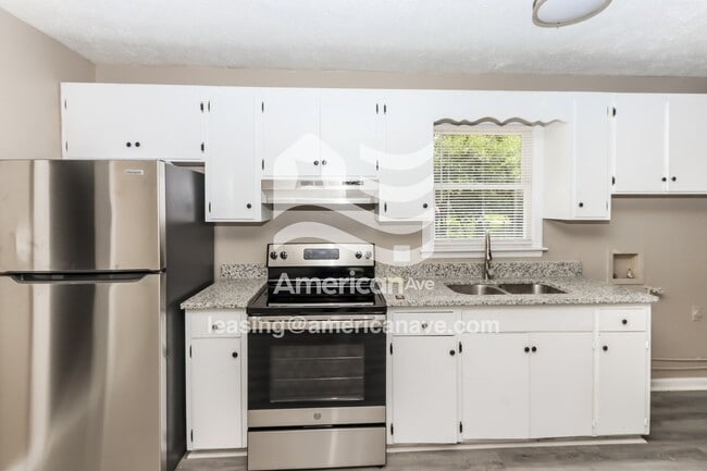 Building Photo - 145 Briarwood Cir