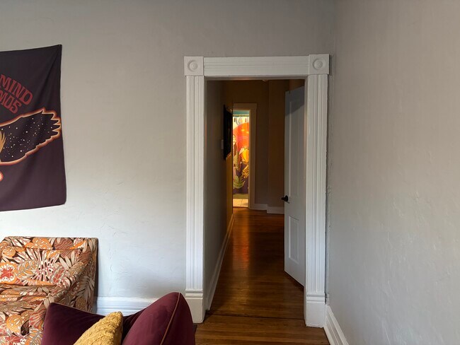 Pasillo - 2580 Deming Ave