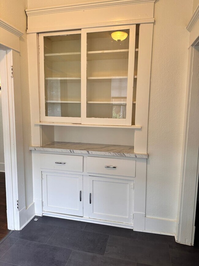 Building Photo - Spacious 2/2 Charmer in Eastside Historica...