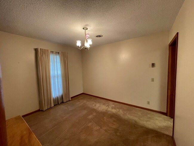 Building Photo - Large one level brick ranch home in Millig...