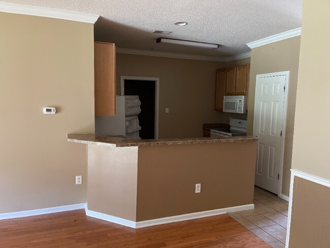 Foto del edificio - 5840 Longwood Dr