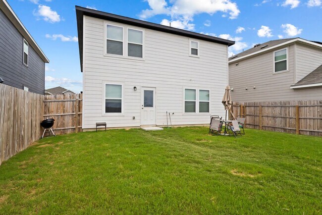 Building Photo - Charming Home Awaits: Spacious & in a Prime Location