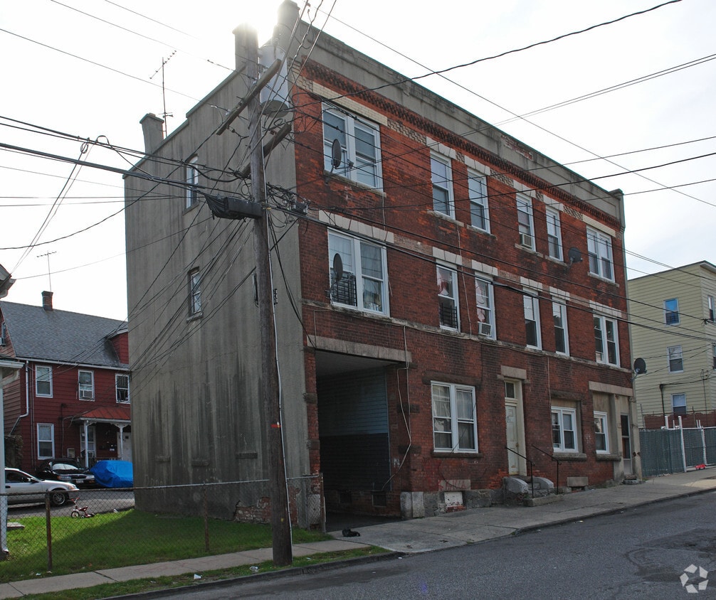 Primary Photo - 49 Oak St