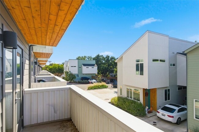 Building Photo - 814 N Bluff Dr