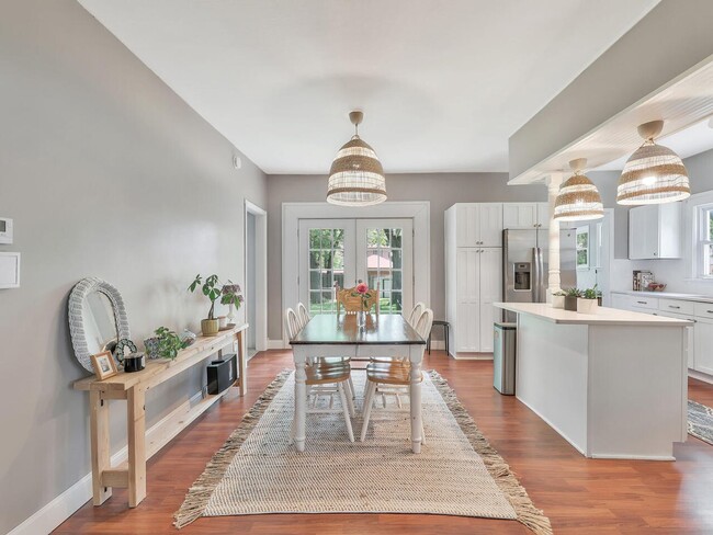 Building Photo - Gorgeous 4 Bedroom Home in RIVERSIDE - Rar...