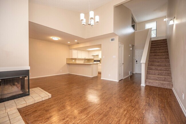 Foto del edificio - Updated 3-Bedroom Townhome with First-Floor Primary Suite