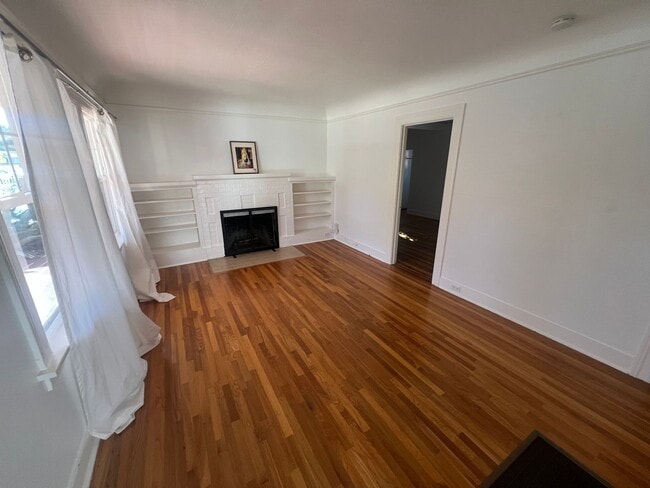 Building Photo - Charming 2 bed 1 bath cottage home with ga...