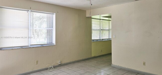Foto del edificio - 1321-1325-1325 N 58th Ave