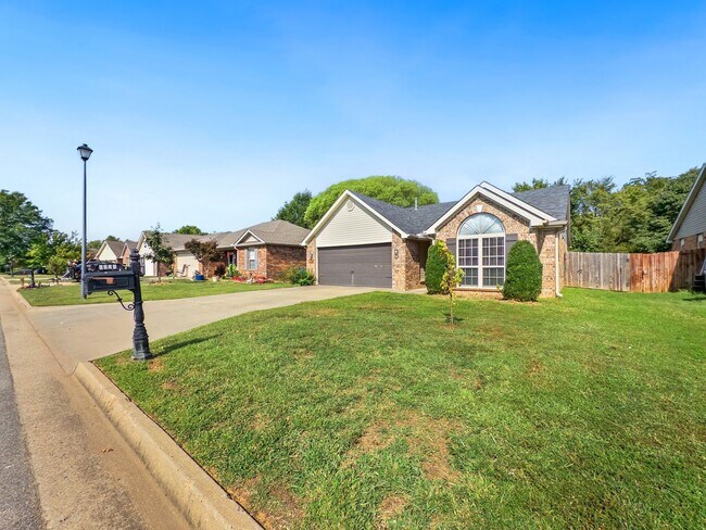 Foto del edificio - * Move-In Special * Beautiful Brick 3 Bed ...