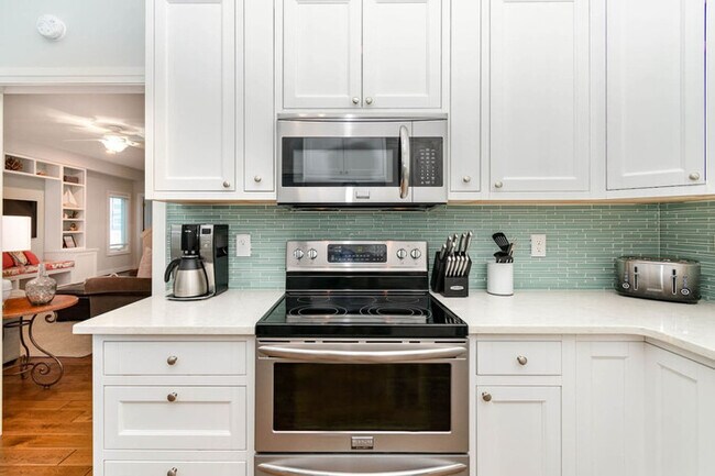 Building Photo - Coral Cottage- Steps from beach access, ou...