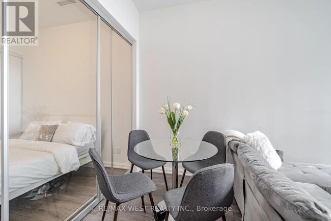 Photo du bâtiment - 4208 Dundas St W
