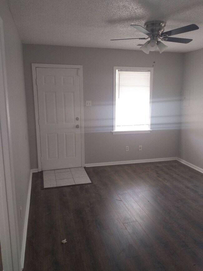 Building Photo - Spacious 3 bedroom 2 bath home