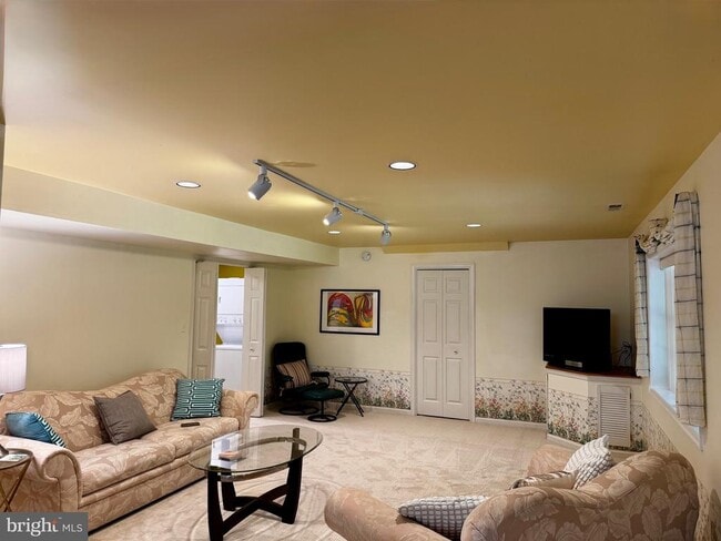 Foto del edificio - 8268 Rippling Branch Rd