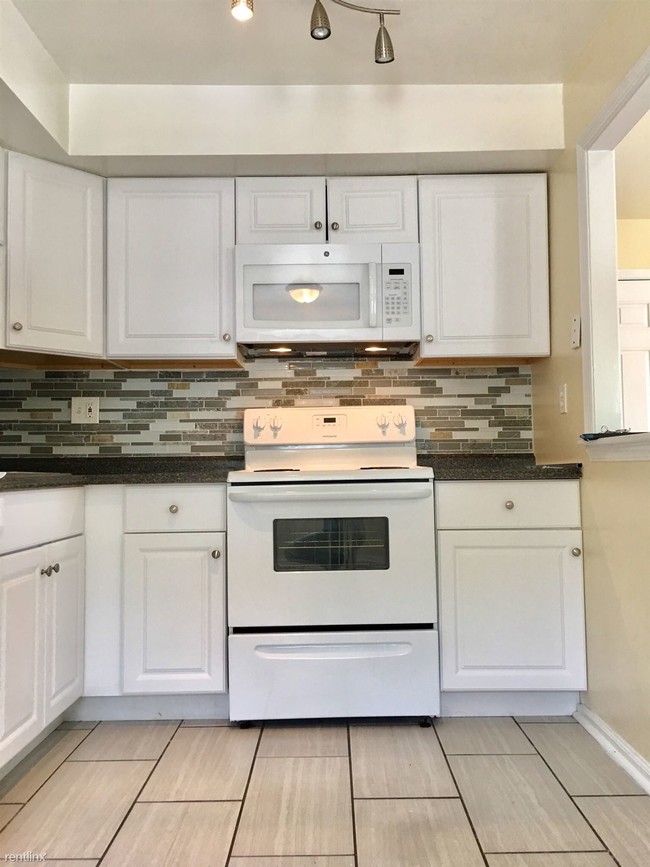 Building Photo - 2 br, 1.5 bath  - 706 Country Ln # B