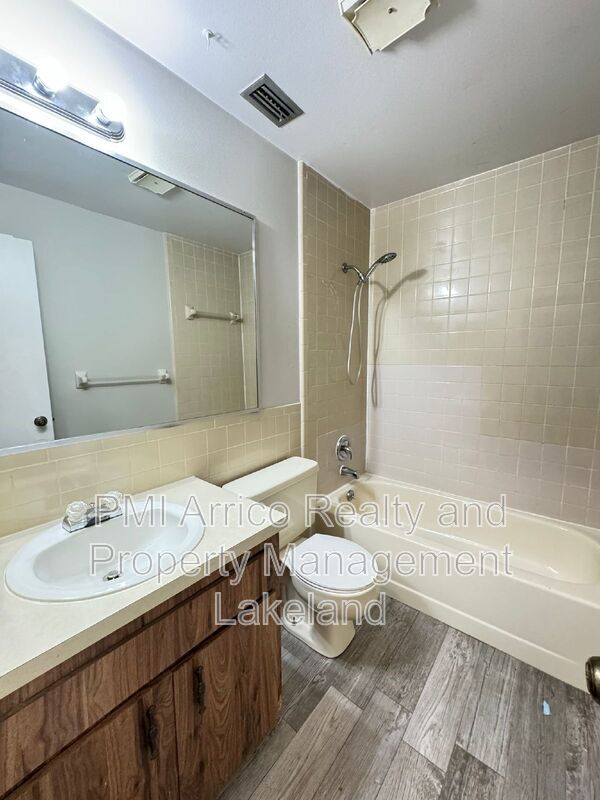 Foto del edificio - 585 N Scenic Hwy