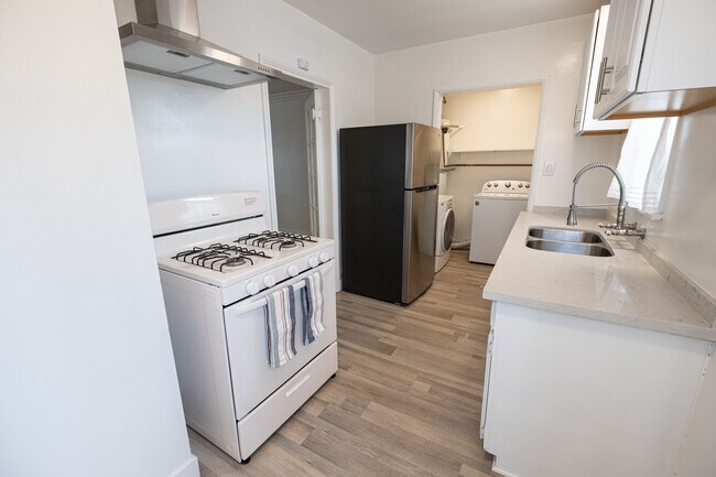 Foto del edificio - 6101 S Hobart Blvd