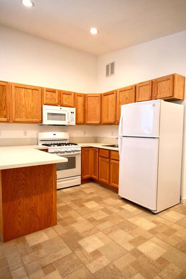 Building Photo - 9759 Lemona Ave