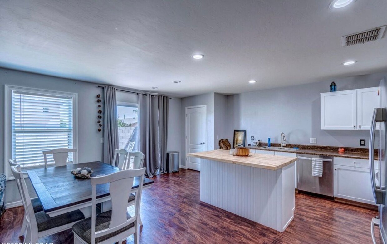 Primary Photo - Modern & Move-In Ready 3BR/2BA on Vuelta Las Verdolagas