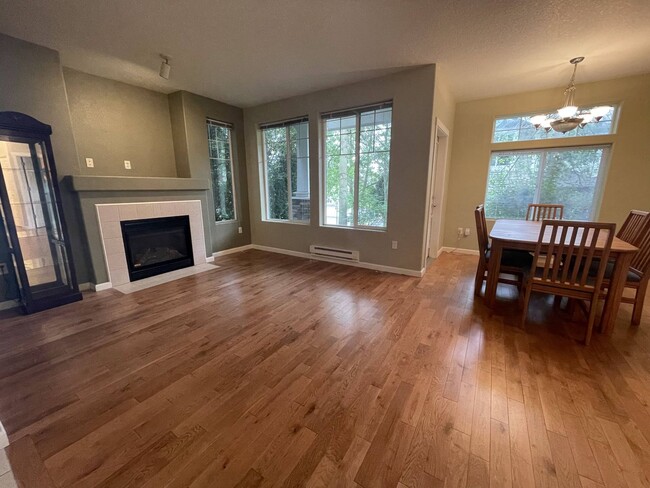 Building Photo - 2bed 2bath home with open and bright floor...