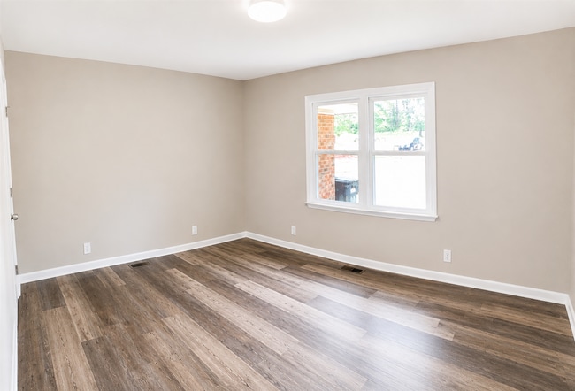 Building Photo - 2 Bed 1 Bath Renovated Duplex