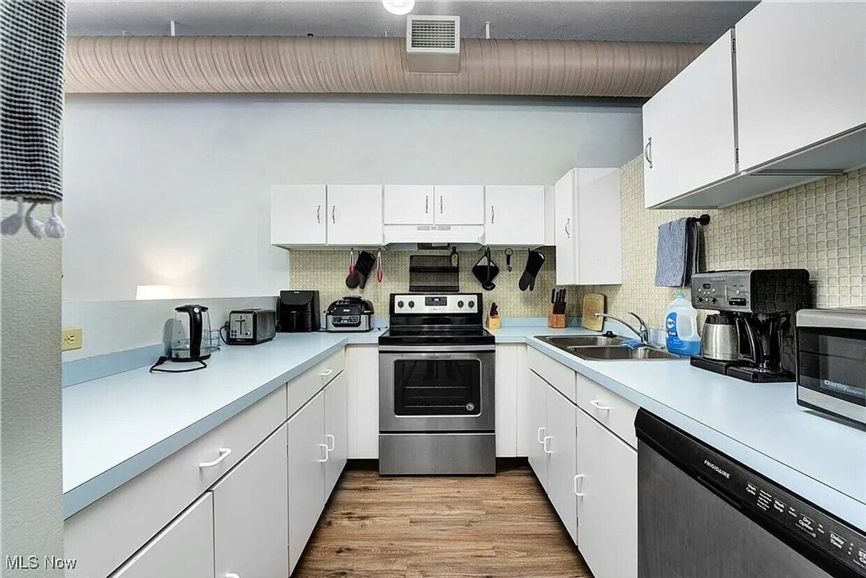 Primary Photo - Charming 1BR Condo in Cleveland downtown w...