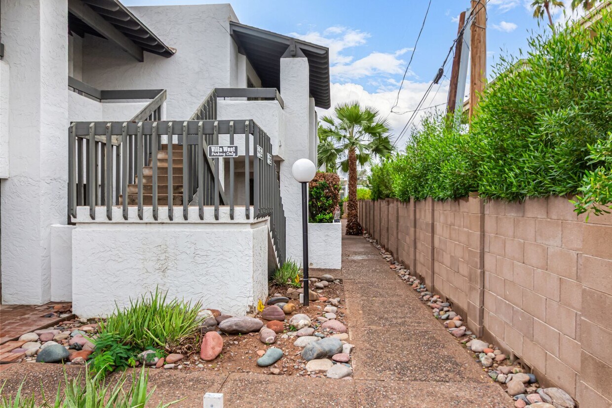 Foto principal - Stunning Fully Renovated 2-Bed, 2-Bath Condo in Scottsdale 1/2 month FREE