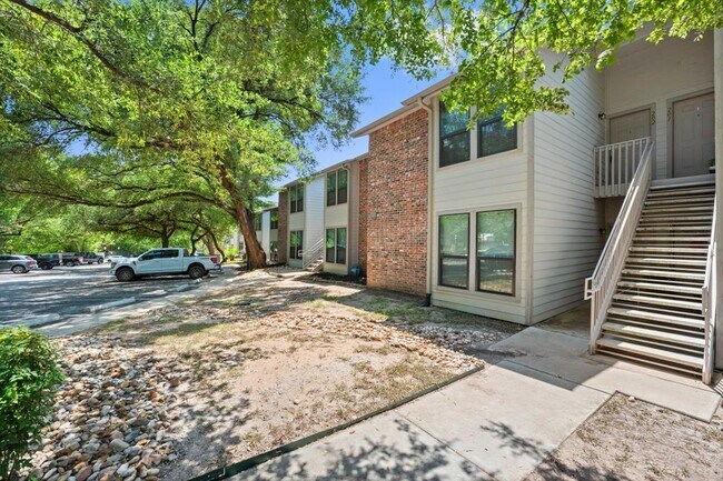 Foto del edificio - 3839 Dry Creek Dr