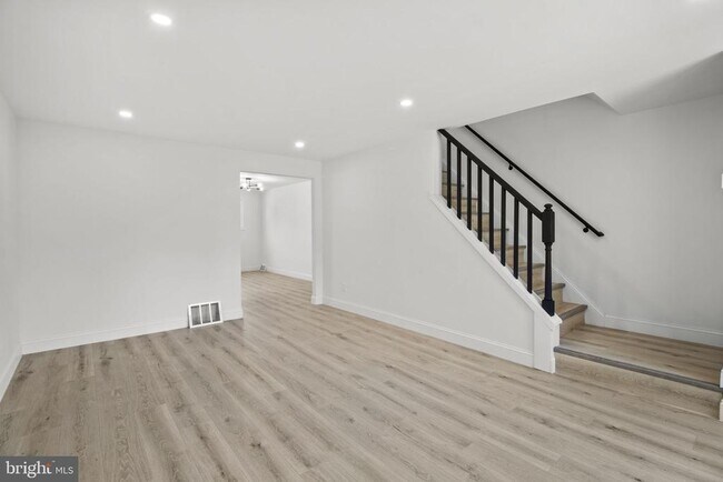 Building Photo - 2119 Delmar Dr