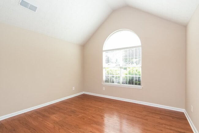 Building Photo - 86 St Charles Pl