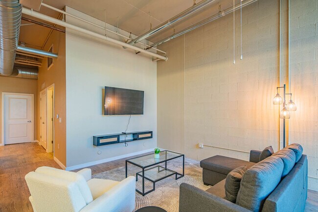 Building Photo - 1275 E University Dr